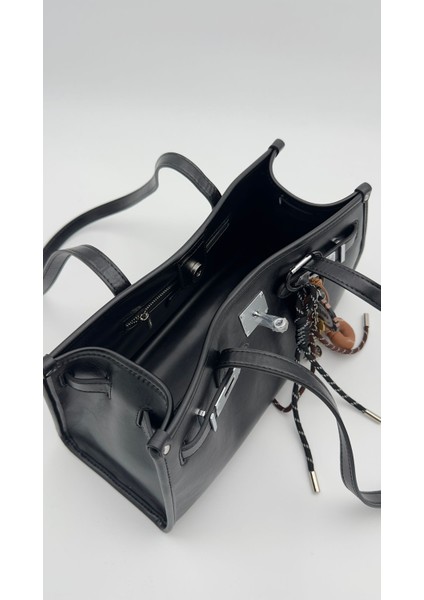 Siyah Metal Kilit Charmlı Omuz Çantası Orijinal Levid'or Premium indirimleri