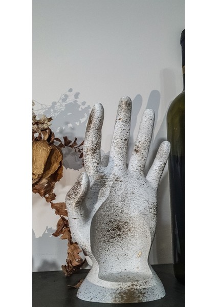 El Şekli Beyaz ve Altın Püskürtmeli Dekoratif Ürün, Şıklık ve Zarafet Sunar.