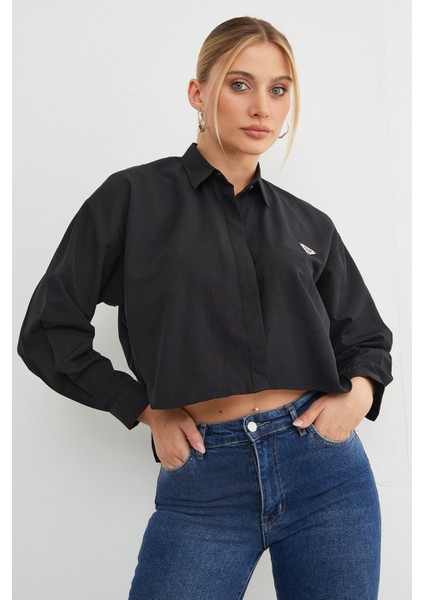 Kelebek Aksesuarlı Crop Gömlek