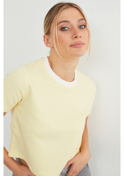 Basic Ribanalı Yaka Mevsimlik Crop Tişört