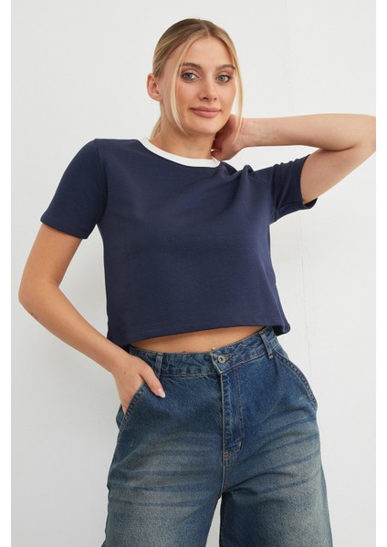 Basic Ribanalı Yaka Mevsimlik Crop Tişört