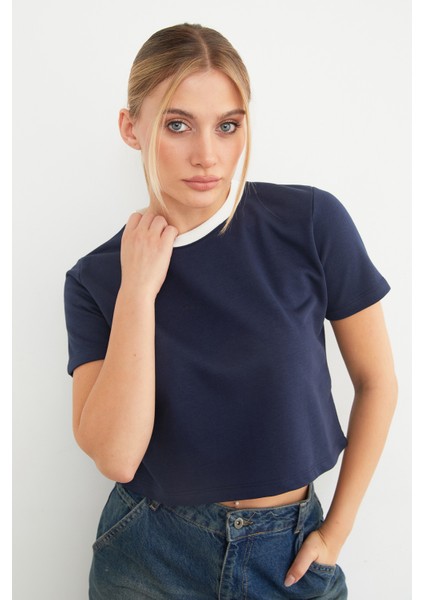 Basic Ribanalı Yaka Mevsimlik Crop Tişört