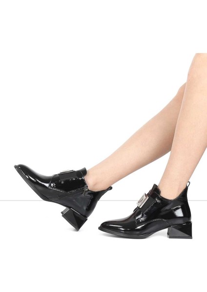 Kadın Siyah Fermuarlı Toka Detaylı Rugan Deri Bot fiyatları