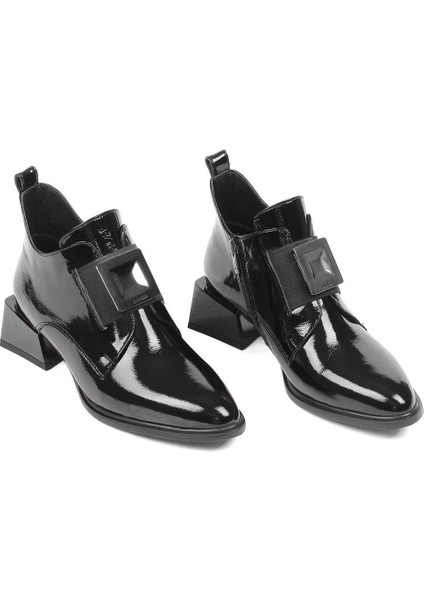 Kadın Siyah Fermuarlı Toka Detaylı Rugan Deri Bot