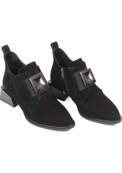 Kadın Siyah Fermuarlı Toka Detaylı Süet Deri Bot