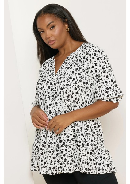 Büyük Beden Yarım Kollu V Yaka Eteği Fırfırlı Desenli Bluz 322572