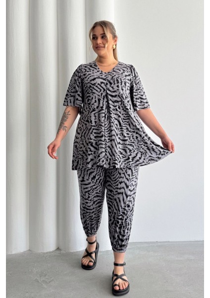 Büyük Beden V Yaka Kısa Kollu Eteği Bollaşan Desenli Bluz 99-5