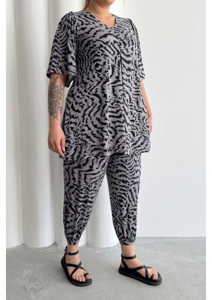 Büyük Beden V Yaka Kısa Kollu Eteği Bollaşan Desenli Bluz 99-5 fırsatları