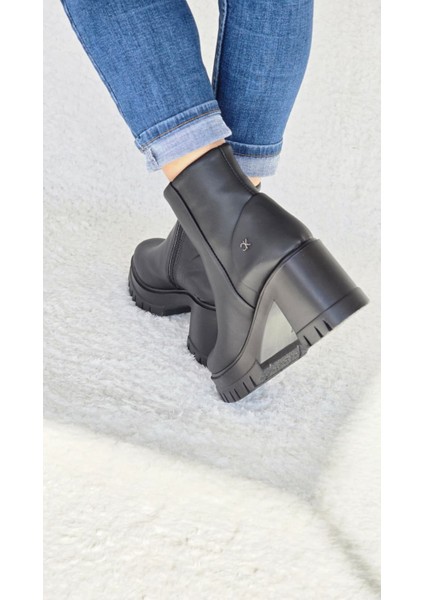 Melinta Kalın Topuklu Kadın Fermuarlı Siyah Kısa Bot