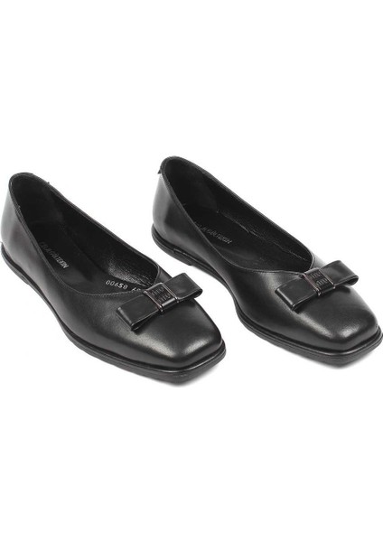 Kadın Siyah Tokalı Deri Babet