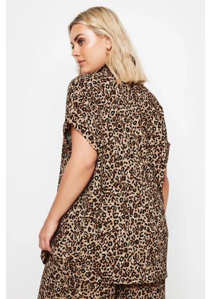 Büyük Beden Kısa Kollu Desenli Düğmeli Gömlek 321826