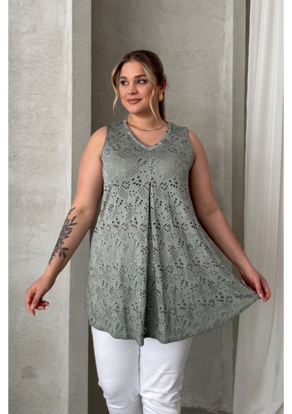 Büyük Beden V Yaka Sıfır Kol Dantel Detaylı Astarsız Bluz 302964