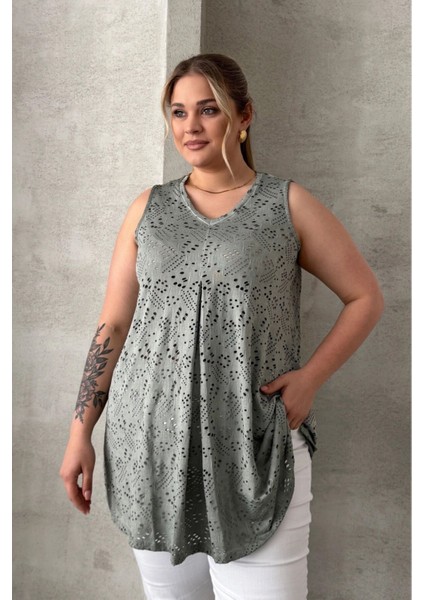 Büyük Beden V Yaka Sıfır Kol Dantel Detaylı Astarsız Bluz 302964 fırsatları