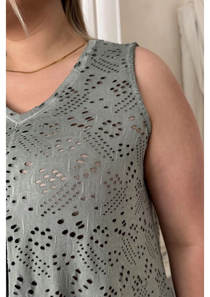 Büyük Beden V Yaka Sıfır Kol Dantel Detaylı Astarsız Bluz 302964