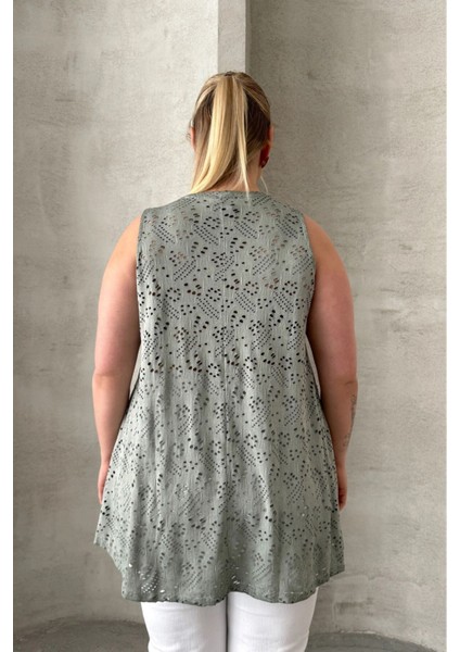 Büyük Beden V Yaka Sıfır Kol Dantel Detaylı Astarsız Bluz 302964