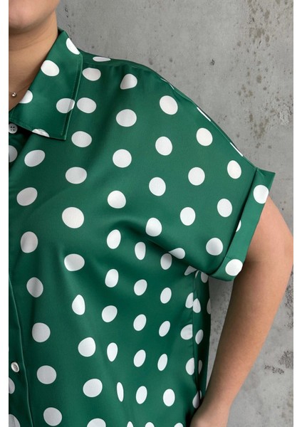 Büyük Beden Önü Düğmeli Kısa Kollu Puantiye Desenli Gömlek 303461