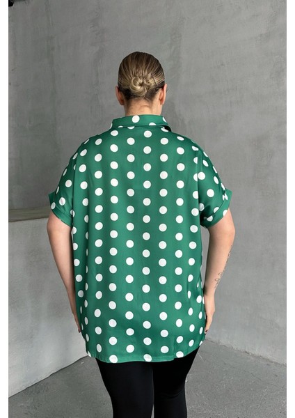 Büyük Beden Önü Düğmeli Kısa Kollu Puantiye Desenli Gömlek 303461