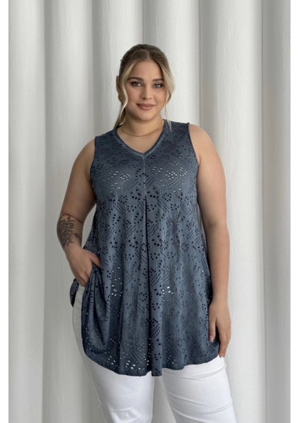 Büyük Beden V Yaka Sıfır Kol Dantel Detaylı Astarsız Bluz 302966