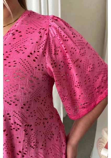 Büyük Beden V Yaka Kısa Kollu Dantel Detaylı Astarsız Bluz 302956