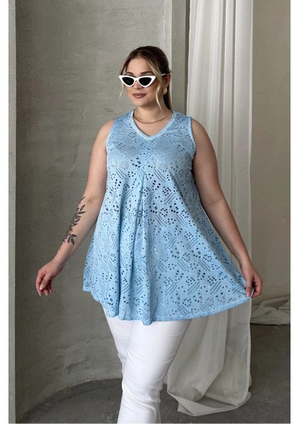 Büyük Beden V Yaka Sıfır Kol Dantel Detaylı Astarsız Bluz 302965