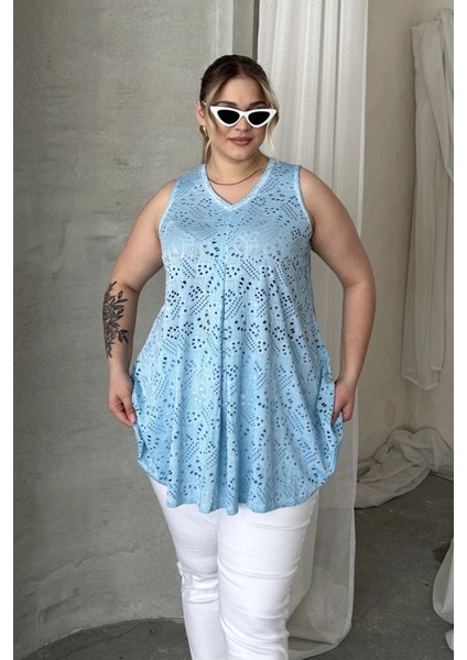 Büyük Beden V Yaka Sıfır Kol Dantel Detaylı Astarsız Bluz 302965 fırsatları