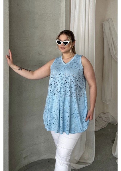 Büyük Beden V Yaka Sıfır Kol Dantel Detaylı Astarsız Bluz 302965