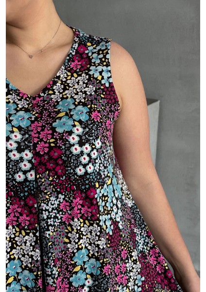 Büyük Beden V Yaka Sıfır Kol Çiçek Desenli Bluz 302261