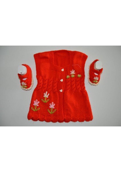 Bebek Yelek ve Patik Takımı – Kırmızı Çiçekli Desen 🌼