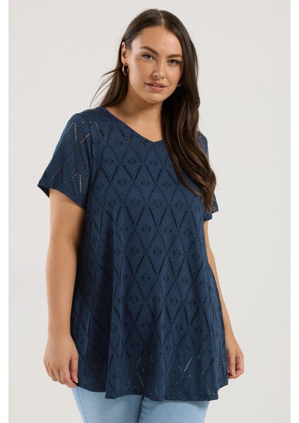 Büyük Beden V Yaka Kısa Kollu Dantel Detaylı Astarsız Bluz 303263