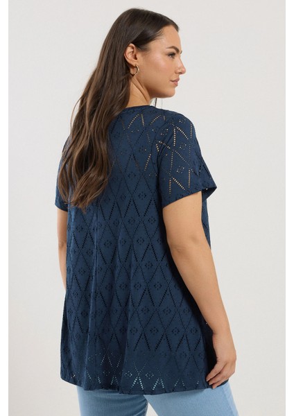 Büyük Beden V Yaka Kısa Kollu Dantel Detaylı Astarsız Bluz 303263 fırsatları