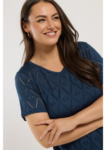 Büyük Beden V Yaka Kısa Kollu Dantel Detaylı Astarsız Bluz 303263 indirimleri