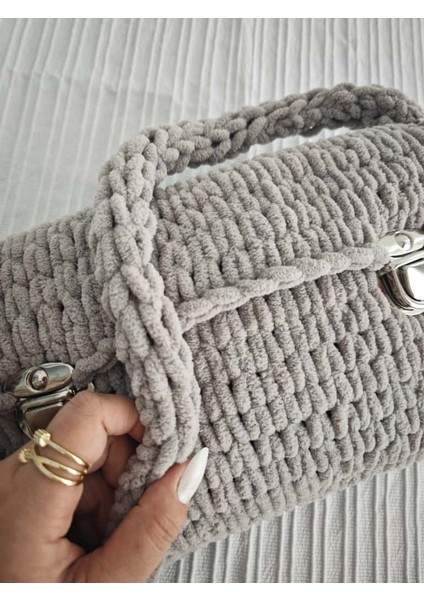 Puffy Elegance El Yapımı Örgü Gri Peluş Çanta