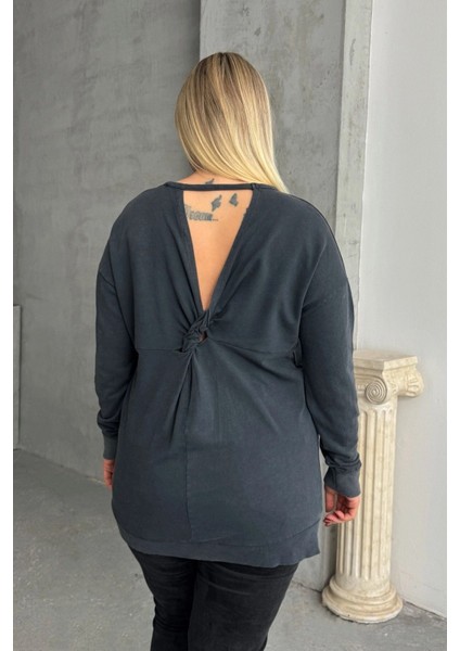 Büyük Beden Uzun Kollu Kuşgözü ve Sırt Dekolte Detaylı Sweatshirt 303870