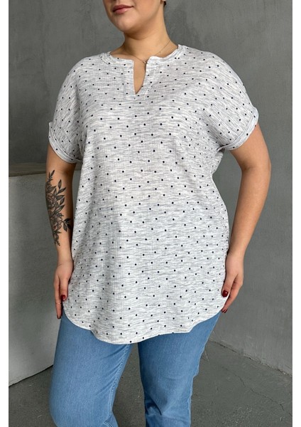 Büyük Beden Çentik V Yaka Kısa Kollu Puantiye Desenli Bluz 303866