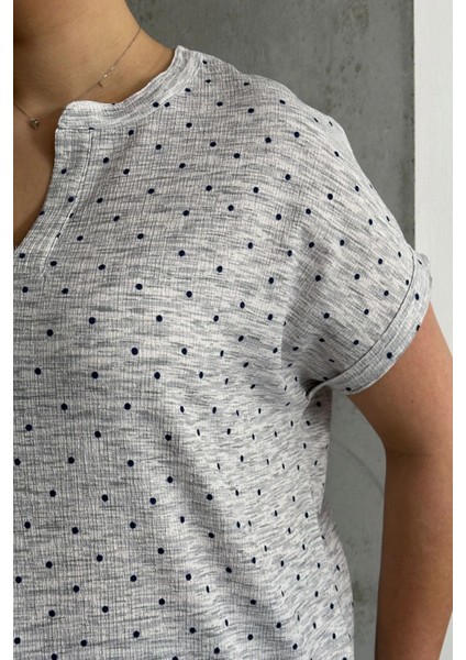 Büyük Beden Çentik V Yaka Kısa Kollu Puantiye Desenli Bluz 303866