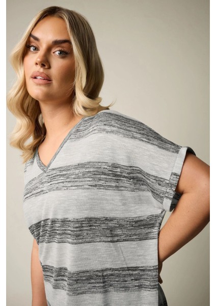 Büyük Beden Kısa Kol V Yaka Eteği Oval Kesim Çizgili Bluz 303993 fırsatları