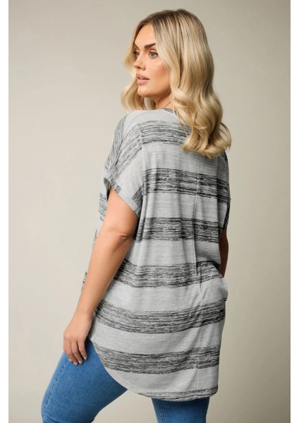 Büyük Beden Kısa Kol V Yaka Eteği Oval Kesim Çizgili Bluz 303993