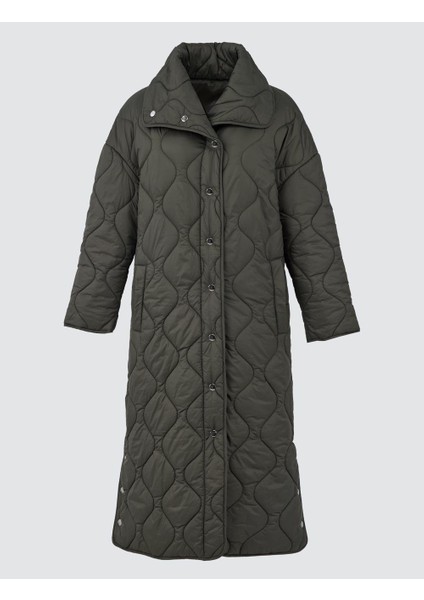 Haki Kapitone Desenli Çıtçıt Detaylı Uzun Puf Kaban