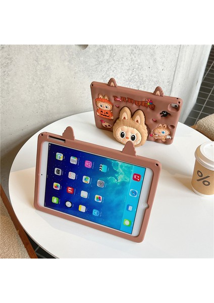 Ipad 11 (A16) 2025 Uyumlu Askılı Labubu Standlı Çocuklara Özel Sevimli Karakter Kılıf+Tablet Kalemi