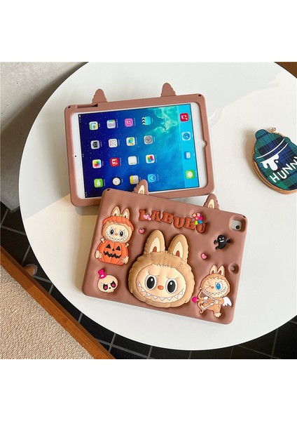 Ipad 11 (A16) 2025 Uyumlu Askılı Labubu Standlı Çocuklara Özel Sevimli Karakter Kılıf+Tablet Kalemi