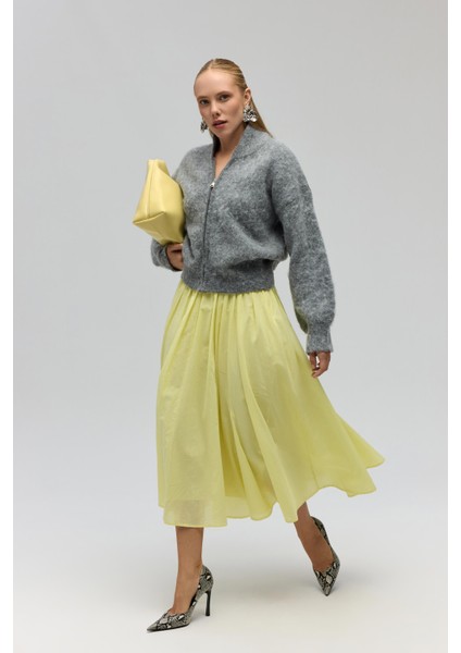 Amaya Bilek Hizasında Pileli Sarı Etek