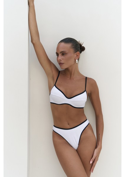 Laili Kontrast Şerit Detaylı Beyaz Bikini Üstü