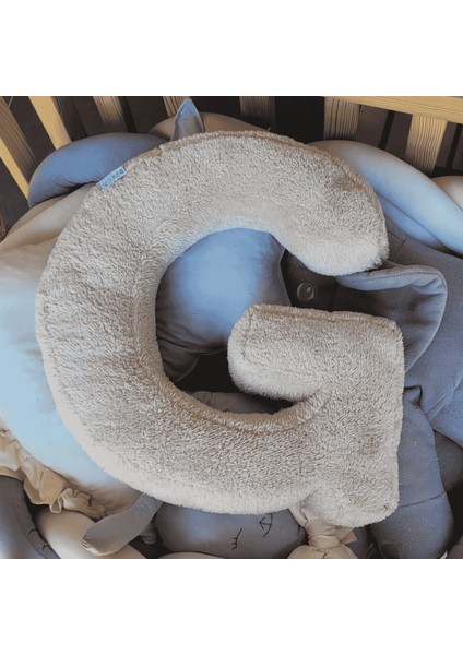 Litera, G Harfi, Yastık, Kırlent, Elyaf Dolgulu, Welsoft Kumaş, 40 cm