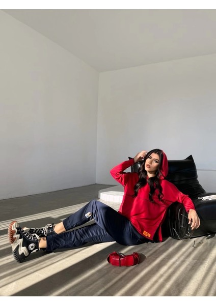 Mdb Kadın Kırmızı Kapşonlu Etek Ucu Detay Arma Ters Dikiş Gorunumlu Ikili Takım modelleri