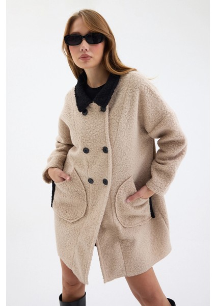 Kadın Oversize Siyah Yakalı Çift Düğmeli Teddy Kaban - Bej