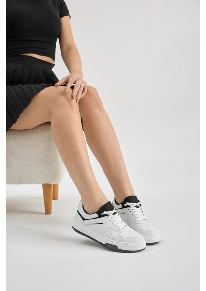 Kadın Beyaz Siyah Termo Taban Bağcıklı Spor Ayakkabı indirimleri