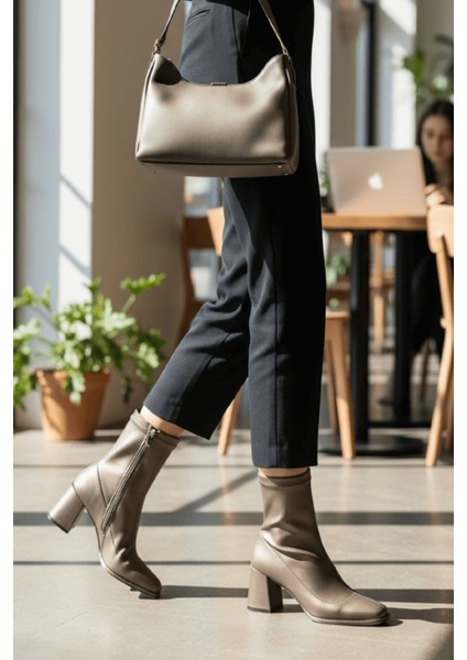 Lirya Siyah ( 8 cm Topuklu ) Günlük Kullanım Kadın Botu fırsatları