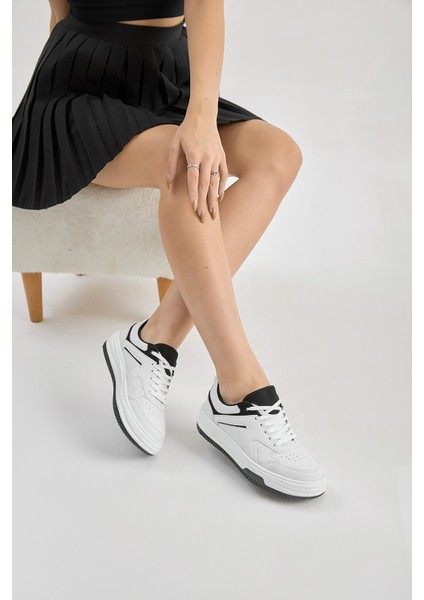 Kadın Beyaz Siyah Termo Taban Bağcıklı Spor Ayakkabı fiyatları