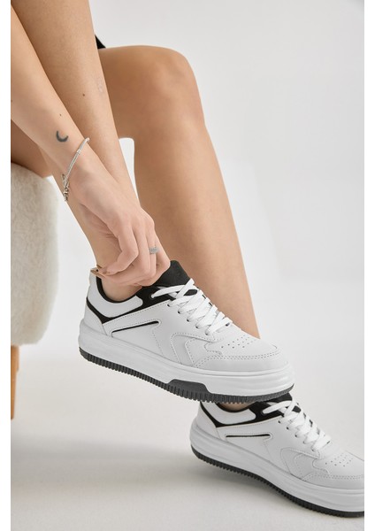 Kadın Beyaz Siyah Termo Taban Bağcıklı Spor Ayakkabı fırsatları