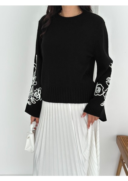 Kollari Nakış Detaylı Ispanyol Kol Triko Kazak